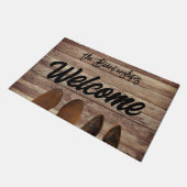 2 paar laarzen op rustieke houten deurmat (Schuin)