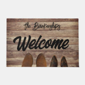 2 paar laarzen op rustieke houten deurmat (Voorkant)