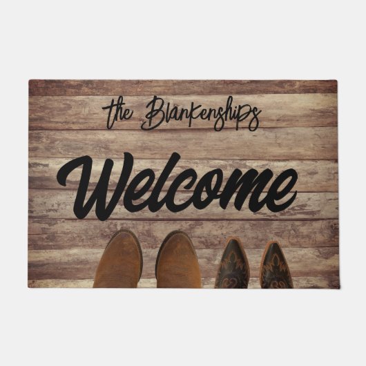 2 paar laarzen op rustieke houten deurmat (Voorkant)