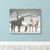 2 Paarden buiten in de winter tijdens het sneeuwwe Canvas Afdruk (Insitu (Houten vloer))