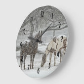 2 Paarden buiten in de winter tijdens het sneeuwwe Grote Klok (Hoek)