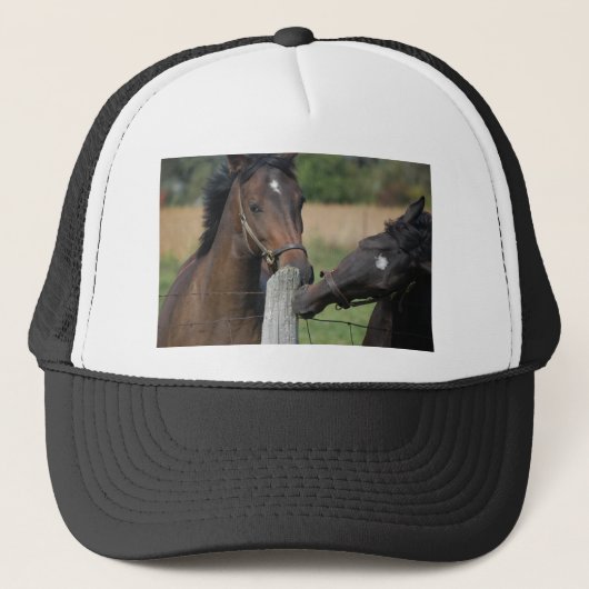 2 Paarden die een omheining kauwen Trucker Pet (Voorkant)