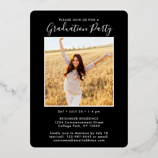 2 Photo Graduation Party Modern Script Zwart en Folie Uitnodiging (Achterkant)