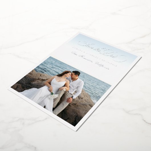 2 Photo & Silver Script Seaside Beach Wedding Folie Uitnodiging (Gedraaid)