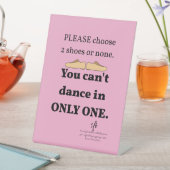 2 schoenen of geen lichtroze reclamebord met voetstuk (Insitu)