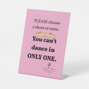 2 schoenen of geen lichtroze reclamebord met voetstuk