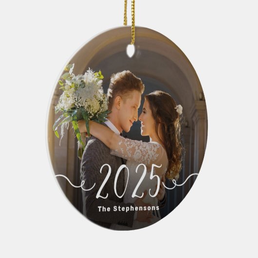 2-Sided 2025 Elegant Script Overlay Double Photo Keramisch Ornament (Rechts)