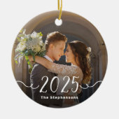 2-Sided 2025 Elegant Script Overlay Double Photo Keramisch Ornament (Voorkant)