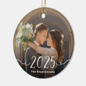 2-Sided 2025 Elegant Script Overlay Double Photo Keramisch Ornament (Links)