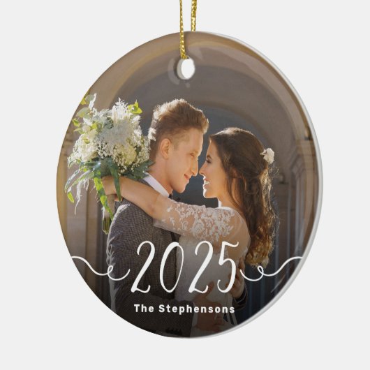 2-Sided 2025 Elegant Script Overlay Double Photo Keramisch Ornament (Links)