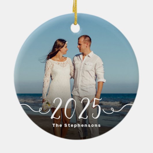 2-Sided 2025 Elegant Script Overlay Double Photo Keramisch Ornament (Achterkant)