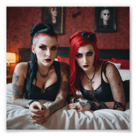 2 Tattoo Gothic meisjes liggend op bed Foto Afdruk