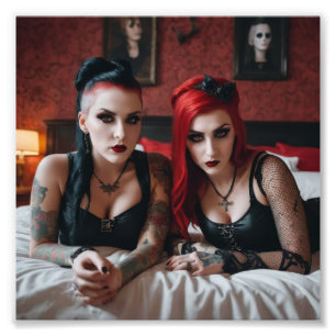 2 Tattoo Gothic meisjes liggend op bed Foto Afdruk