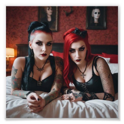 2 Tattoo Gothic meisjes liggend op bed Foto Afdruk (Voorkant)