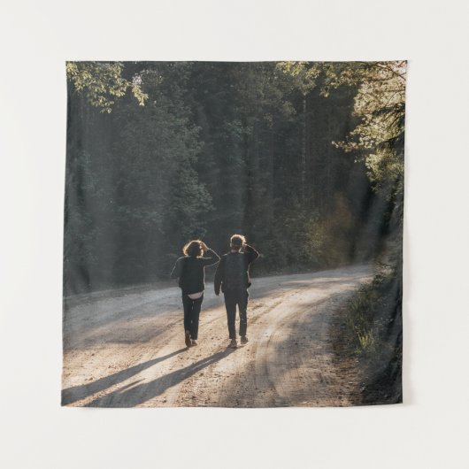 2 vrouwen lopen op weg tussen bomen in de morni wandkleed (Voorkant)