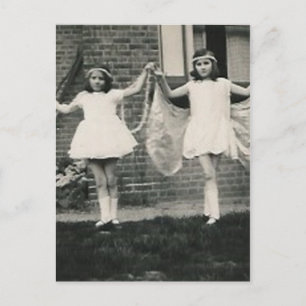 2 winkelwagens met postkaart