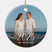 2-zijdige 2025 Elegante Script Overlay Dubbele Fot Keramisch Ornament (Achterkant)
