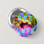 2BEE LOVE MED PIN RONDE BUTTON 5,7 CM (Voorkant /achterkant)