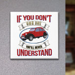 2CV Deux Chevaux Oldtimer Je zult het nooit begrij Magneet<br><div class="desc">Introductie van onze boeiende witte keukenmagneet, versierd met een ontwerp dat de diepgaande verbinding viert die wordt gedeeld door liefhebbers van klassieke auto's. Deze ingewikkelde compositie begint met een gewaagde proclamatie in vurig rood, "Als je dat niet doet, " aangevuld met een opvallende blauwe schaduw. Hieronder staan de gouden woorden...</div>