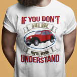 2CV Deux Chevaux Oldtimer Je zult het nooit begrij T-shirt<br><div class="desc">Introductie van ons boeiende witte T-shirt voor mannen, een eerbetoon aan de tijdloze allure van klassieke auto's en het diepgaande begrip dat ze oproepen. Dit ingewikkelde ontwerp begint met een gewaagde uitspraak in vurig rood, "Als je dat niet doet", vergezeld van een opvallende blauwe schaduw. In een spandoek in ongerept...</div>