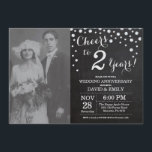 2e bruiloft Jubileum Chalkboard Black Silver Kaart<br><div class="desc">2de Jubileum van de Wedding met douanefoto. Chalkboard Black en Silver Invitation. Jubileum van de tweede bruiloft. Chalkboard Black en Silver Glitter Diamond Background Zilveren Confetti. Volwassen verjaardag. Vrouw of Man Man Birthday Party. Voor verdere aanpassing, te klikken gelieve de knoop "van de Aanpassing het"en ons ontwerphulpmiddel te gebruiken om...</div>