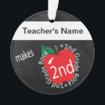 2e graad 🍎 leraren | Chalkboard Ornament<br><div class="desc">Mijn leraar maakt de tweede grade | Chalkboard met de naam Ornament met een rode appel die u kunt personaliseren. ⭐ Dit product is 100% . De grafiek en/of de tekst kunnen worden toegevoegd, worden geschrapt, worden bewogen, resized, rond, worden geroteerd, enz.. 99% van mijn design in mijn winkel worden...</div>
