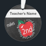 2e graad 🍎 leraren | Chalkboard Ornament<br><div class="desc">Mijn leraar maakt de tweede grade | Chalkboard met de naam Ornament met een rode appel die u kunt personaliseren. ⭐ Dit product is 100% . De grafiek en/of de tekst kunnen worden toegevoegd, worden geschrapt, worden bewogen, resized, rond, worden geroteerd, enz.. 99% van mijn design in mijn winkel worden...</div>