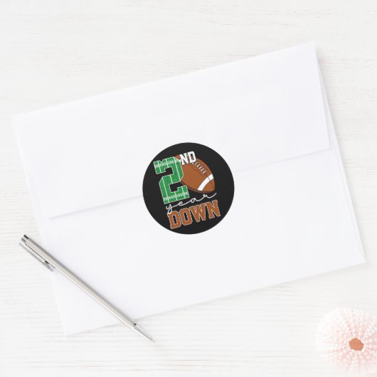 2e Jaar Down Football Lover Tweede Verjaardag Jong Ronde Sticker (Envelop)