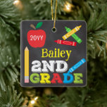 2e klas Keepsake Chalkboard Kleurrijke Kinder Foto Keramisch Ornament<br><div class="desc">2nd Grade foto ornament ontwerp met een appel, een liniaal, kleurrijke kleurrijke kleurrijke typografie! Klik op de aanpassingsknop voor meer opti2ndr die de tekst wijzigt! Variaties van dit ontwerp, extra kleuren en coördinerende producten zijn beschikbaar in onze winkel, zazzle.com/store/doodlelulu. Neem contact met ons op als u dit ontwerp op een...</div>