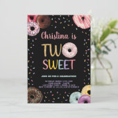 2e twee zoete kleuren donut verjaardagsuitnodiging kaart (Staand voorkant)