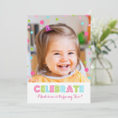 2e verjaardag kleurrijke Confetti foto uitnodiging (Staand voorkant)