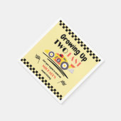 2e verjaardag opgroeien twee snelle gele race auto servet (Hoek)