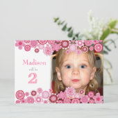 2e verjaardag Roze partijnummer Foto uitnodiging (Staand voorkant)