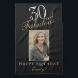 30 en Fabulous Elegant 30th Birthday Foto Theedoek<br><div class="desc">30 en Fabulous Elegant 30th Birthday Foto keukenhanddoek. Elegant script in witte en gouden kleuren. Voeg jouw naam en foto toe.</div>