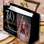 30 en Fabulous Elegant Black 30th Birthday Foto Groot Cadeauzakje<br><div class="desc">30 en Fabulous Elegant Black 30th Birthday Photo Gift Bag. 30 en fabelachtige tekst in trendy manuscript met een naam op een zwarte achtergrond. Pas het aan met uw foto,  naam en leeftijd. Het is een geweldige persoonlijke foto-cadeautas voor de verjaardag van een vrouw.</div>