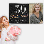 30 en Fabulous Elegant Black 30th Birthday Foto Spandoek<br><div class="desc">30 en Fabulous Elegant Zwart 30e Verjaardagsfeestfoto Banner. Geweldig teken voor het 30e verjaardagsfeest met een aangepaste foto en inspirerend 30 en fantastisch gezegde. De achtergrond is zwart en de tekst is in witte en gouden kleuren. Personaliseer het bord met je foto, jouw naam en de leeftijd, en maak je...</div>
