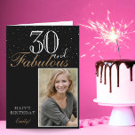 30 en Fabulous Elegant Zwart Verjaardagsfoto Kaart<br><div class="desc">30 en Fabulous Modern en Elegant Black Happy Birthday Photo Wenskaart. Het ontwerp heeft een moderne typografie 30 en Fabulous,  Happy birthday tekst en naam - personaliseer de kaart. Steek je foto in de sjabloon en maak je eigen speciale wenskaart.</div>