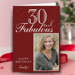 30 en Fabulous Elegante Rode Verjaardagsfoto Kaart<br><div class="desc">30 en Fabulous Modern en Elegant Red Happy Birthday Photo Wenskaart. Het ontwerp heeft een moderne typografie 30 en Fabulous,  Happy birthday tekst en naam - personaliseer de kaart. Steek je foto in de sjabloon en maak je eigen speciale wenskaart.</div>