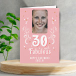 30 en Fabulous Foliage Pink Foto 30th Birthday Kaart<br><div class="desc">30 en Fabulous Foliage Pink Foto 30th Birthday Card. 30 en geweldige tekst in trendy white script met een naam en witte foliage op een roze achtergrond. Pas het aan met je foto,  jouw naam en leeftijd. Voeg jouw tekst in de kaart toe of verwijder deze.</div>