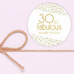 30 en Fabulous Gold Glitter 30th Birthday Ronde Sticker<br><div class="desc">30 jaar en 30e Sticker van de 30e verjaardag van de Fabulous Gold Glitter. Moderne en elegante verjaardagssticker met trendy typografie en faux goudglitter spots. Het ontwerp heeft een douanenaam. Maak een gepersonaliseerde 30e verjaardag sticker voor haar.</div>