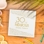 30 en Fabulous Gold Glitter 30th Birthday Servet<br><div class="desc">30 en Fabulous Gold Glitter 30th Birthday Party Napkins. Moderne en elegante verjaardagsluiers met trendy typografie en faux goudglitter stippen. Het ontwerp heeft een douanenaam. Maak gepersonaliseerde 30ste verjaardagsluiers voor haar.</div>