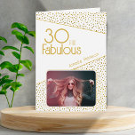 30 en Fabulous Gold Glitter Photo 30th Birthday Kaart<br><div class="desc">30 en Fabulous Gold Glitter Photo 30th Birthday Kaart. Moderne verjaardagskaart met trendy typografie en faux gouden glitter spots. Het ontwerp heeft een douanefoto en een naam. U kunt de tekst binnen wijzigen of wissen. Maak een persoonlijke 30e verjaardagskaart voor haar.</div>
