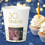 30 en Fabulous Gold Glitter Photo 30th Birthday Papieren Bekers<br><div class="desc">30 en Fabulous Gold Glitter Foto 30th Birthday Party Paper Cups. Moderne vormgeving met trendy typografie en faux gouden glitterspots. Het ontwerp heeft een douanefoto en een naam. Maak gepersonaliseerde 30e verjaardagsfeestartikelen voor haar.</div>