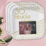 30 en Fabulous Gold Glitter Photo 30th Birthday Papieren Bordje<br><div class="desc">30 en Fabulous Gold Glitter Photo 30th Birthday Party Paper Borden. Moderne vormgeving met trendy typografie en faux gouden glitterspots. Het ontwerp heeft een douanefoto en een naam. Maak gepersonaliseerde 30e verjaardagsfeestje borden voor haar.</div>