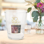 30 en Fabulous Gold Glitter Photo 30th Birthday Shot Glas<br><div class="desc">30 en Fabulous Goud Glitter Foto 30e Verjaardagsfeest Shot Glass. Modern design met trendy typografie,  een aangepaste foto en naam. Maak gepersonaliseerde 30e verjaardagscadeau voor haar.</div>
