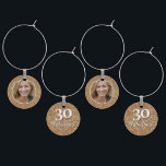 30 en Fabulous Gold Glitter Photo 30th Birthday Wijnglashanger<br><div class="desc">30 and Fabulous Gold Glitter Foto 30th Birthday Party wijn charme. Voeg je foto en leeftijd toe.</div>