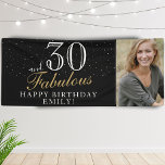30 en Fabulous Modern Black 30th Birthday Foto Spandoek<br><div class="desc">30 en Fabulous Modern Zwart 30e Verjaardag Fotobanner. Geweldig teken voor het 30e verjaardagsfeest met een aangepaste foto. De achtergrond is zwart en de tekst is in witte en gouden kleuren. Personaliseer het bord met je foto, jouw naam en het leeftijdsnummer, en maak je eigen leuke verjaardagsfeestbanner. Het is geweldig...</div>