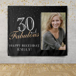 30 en Fabulous Modern Black 30th Birthday Foto Wandkleed<br><div class="desc">30 en 30e verjaardag van Fabulous Modern Black Foto Tapestry. 30 en fabelachtige tekst in trendy manuscript met een naam op een zwarte achtergrond. Pas het aan met je foto, jouw naam en het leeftijdsnummer en maak je eigen verjaardagsbanner. Het is een geweldige banner en achtergrond voor het verjaardagsfeest van...</div>