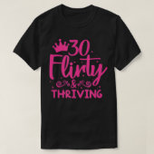 30 Flirty & Thriving 30th Birthday Funny Thirty Ye T-shirt (Design voorkant)