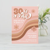 30 is een Vibe Retro Daisy Pink Birthday Uitnodigi Kaart (Staand voorkant)
